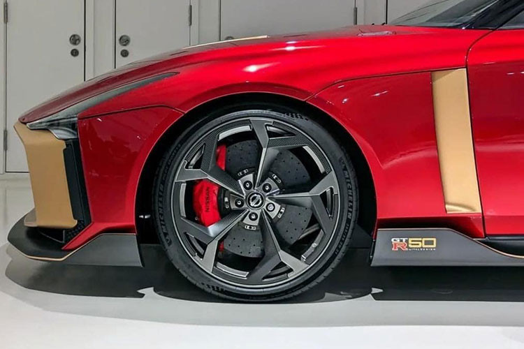 Cửa sổ phía sau của xe được thiết kế lại, bên cạnh đó xe còn trang bị thêm cánh gió sợi carbon cỡ lớn, bộ khuếch tán khí động học carbon mới, cụm đèn hậu tròn đặc trưng được giữ lại nhưng các vòng sáng được làm mỏng và sắc nét hơn. Xe sử dụng bộ mâm hàng thửa kích thước 21x10 inch phía trước 21x10,5 inch phía sau.