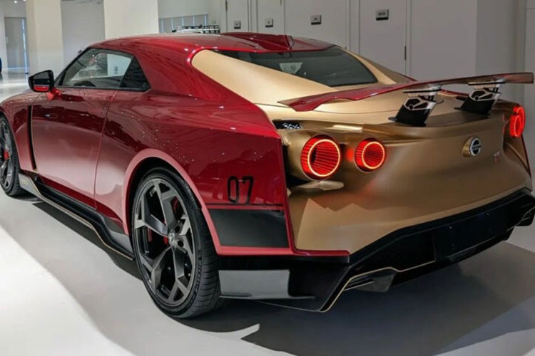 Các chi tiết bên trong động cơ Nissan GT-R50 đều được hãng xe Nhật Bản nâng cấp, bao gồm hệ thống turbo có đường kính lớn hơn được thừa hưởng trên các mẫu xe đua GT3, trục khuỷu chịu áp lực cao, hệ thống nạp, piston và tay dên được tinh chỉnh.