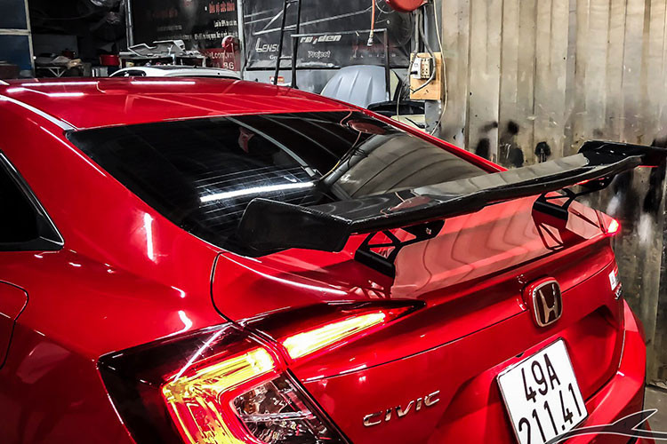 Các chủ nhân của xe Honda Civic độ Type R tại thị trường Việt Nam hiện nay thường không can thiệp nhiều hệ truyền động cũng như nội thất Honda Civic nguyên bản. Xe trang bị động cơ 1,5 lít tăng áp công suất 170 mã lực tại 5.500 vòng/phút, mô-men xoắn cực đại, kết hợp hộp số vô cấp CVT.