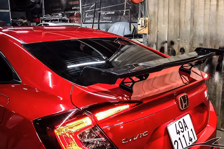 Các chủ nhân của xe Honda Civic độ Type R tại thị trường Việt Nam hiện nay thường không can thiệp nhiều hệ truyền động cũng như nội thất Honda Civic nguyên bản. Xe trang bị động cơ 1,5 lít tăng áp công suất 170 mã lực tại 5.500 vòng/phút, mô-men xoắn cực đại, kết hợp hộp số vô cấp CVT.