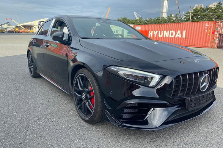 Ngoại thất xe là bộ áo đen tuyền đi kèm với điểm nhấn là các chi tiết mạ crôm. Xe sở hữu bộ mâm 7 chấu kép sơn đen mờ kết hợp cùng kẹp phanh AMG màu đỏ nổi bật. Thiết kế của Mercedes-Benz A45 S AMG 4Matic 2020 nhấn mạnh vào phong cách dân chơi với lưới tản nhiệt đặc trưng của AMG với 12 nan thẳng đứng, cản trước thiết kế lại, hốc hút gió 2 bên được thiết kế lớn hơn và có thêm 2 mang cá tăng vẻ cá tính.