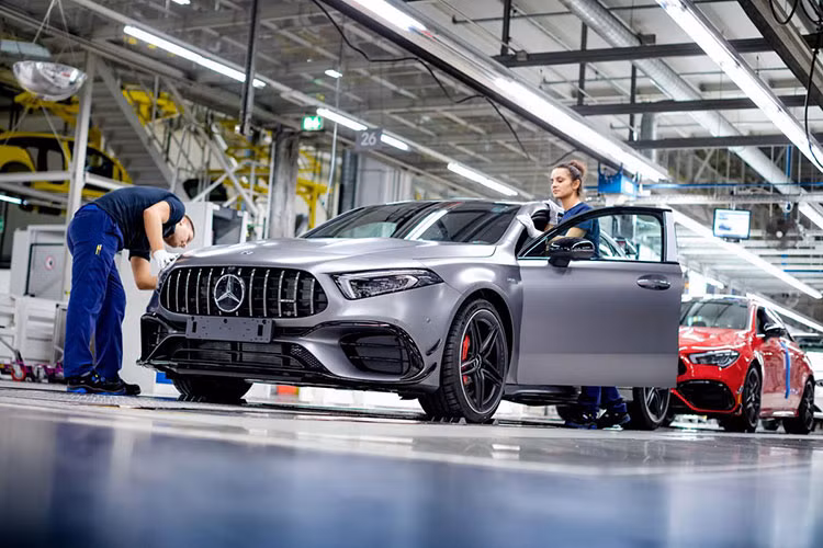 Hiện chưa rõ mức giá xe Mercedes-Benz A45 S 2020 đầu tiên được đại lý tư nhân đưa về Đà Nẵng, nhưng theo giới thạo xe thì khoảng hơn 2 tỷ đồng. Được biết, thế hệ cũ Mercedes-Benz A45 trước đó được phân phối chính hãng tại Việt Nam có mức giá trên 2,5 tỷ đồng.