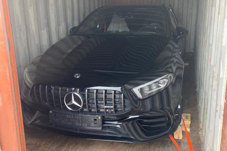 Dòng xe sedan cỡ nhỏ Mercedes-AMG A-Class tại Việt Nam chỉ mới được bán chính hãng phiên bản A35 4Matic, trong khi đó với phiên bản Mercedes-AMG A45 S 2020 mới các khách hàng phải chờ đợi khá lâu để có xe giao. Chính vì điều này mà một người chuyên nhập khẩu siêu xe và xe sang ở Đà Nẵng đã mạnh dạn nhập "trùm cuối" của dòng xe Mercedes-AMG A45 S 2020 mới về nước. 