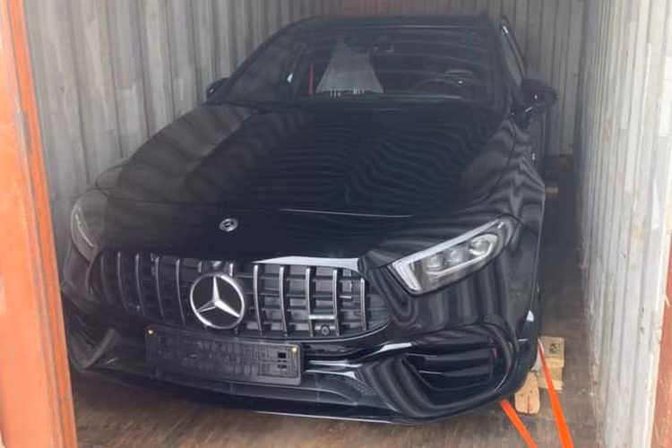 Dòng xe sedan cỡ nhỏ Mercedes-AMG A-Class tại Việt Nam chỉ mới được bán chính hãng phiên bản A35 4Matic, trong khi đó với phiên bản Mercedes-AMG A45 S 2020 mới các khách hàng phải chờ đợi khá lâu để có xe giao. Chính vì điều này mà một người chuyên nhập khẩu siêu xe và xe sang ở Đà Nẵng đã mạnh dạn nhập "trùm cuối" của dòng xe Mercedes-AMG A45 S 2020 mới về nước. 