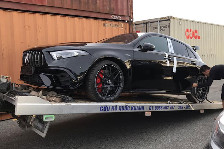 Sự có mặt của chiếc sedan cỡ nhỏ Mercedes-AMG A45 S 2020 đầu tiên tại Việt Nam đã khiến cho không chỉ các khách hàng yêu dòng xe Mercedes-AMG A-Class thích thú mà đến ngay những khách hàng thích tốc độ, sở hữu siêu xe tại Việt Nam cũng chú ý mẫu xe được mệnh danh có động cơ 2.0L, 4 xi-lanh uy lực bậc nhất thế giới.