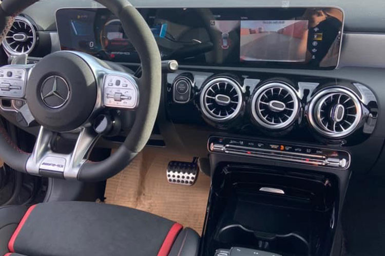 Mercedes-Benz A45 S 2020 về Việt Nam có nội thất bọc da màu đen với các điểm nhấn hoàn thành với màu đỏ và nhôm. Bên cạnh đó, chiếc xe cũng sở hữu hàng loạt trang bị cao cấp khác như bộ màn hình đôi 10.25 inch cho hệ thống giải trí và đồng hồ công-tơ-mét, vô-lăng AMG Performance thiết kế 4 chấu và ghế ngồi thể thao...