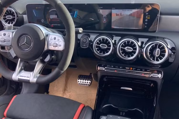 Mercedes-Benz A45 S 2020 về Việt Nam có nội thất bọc da màu đen với các điểm nhấn hoàn thành với màu đỏ và nhôm. Bên cạnh đó, chiếc xe cũng sở hữu hàng loạt trang bị cao cấp khác như bộ màn hình đôi 10.25 inch cho hệ thống giải trí và đồng hồ công-tơ-mét, vô-lăng AMG Performance thiết kế 4 chấu và ghế ngồi thể thao...