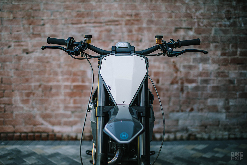 Thật khó tin khi Max đã giảm bớt tới 45 kg từ chiếc xe KTM nguyên bản. “Khả năng phanh bằng động cơ rất lớn. Nó đạt 190 km/h ở số 6. Vẫn cần thêm bộ nồi chống trượt bánh sau khi dồn số. Nhưng cũng có thể không cần vì tôi đã dần quen điều này”, Max mô tả.