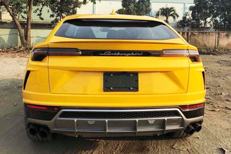 Quá trình về nước của chiếc Lamborghini Urus màu vàng này cũng khá kín tiếng và có rất ít người biết về sự có mặt của mẫu xe này tại thị trường Việt Nam. Đây là chiếc Lamborghini Urus thứ 7 về Việt Nam và được nhập khẩu không chính hãng. Xe mang ngoại thất màu vàng rực đúng với không khí của những ngày Tết. Chiếc xe này ngoài bộ áo màu vàng Giallo Auge còn có nội thất phối màu vàng-đen.