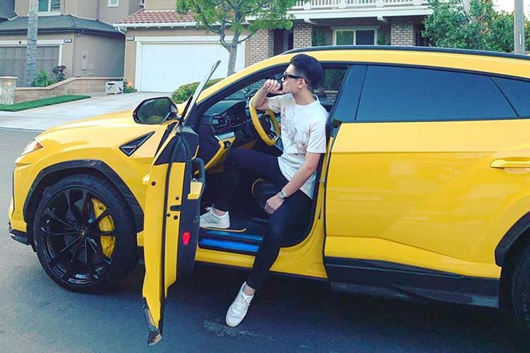 Siêu SUV Lamborghini Urus còn có đến 6 chế độ lái khác nhau được điều khiển thông qua núm mang tên gọi Anima. Trong đó, bên cạnh 3 chế độ lái quen thuộc thường thấy trên các dòng siêu xe Lamborghini như Strada (đường phố), Sport (thể thao) và Corsa (đường đua), siêu SUV Lamborghini Urus còn có thêm 3 chế độ lái khác bao gồm Sabbia (đường cát), Terra (việt dã) và Neve (tuyết).