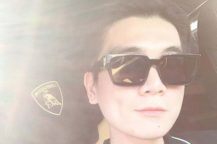 Bên trong khoang lái chiếc SUV Lamborghini Urus này sở hữu các chi tiết bọc da màu đen, điểm nhấn có thể kể đến các đường chỉ may màu vàng "tông xuyệt tông" ở ngoại thất. Xe cũng được trang bị nhiều công nghệ giải trí hiện đại nhất như kết nối Apple CarPlay và Android Auto, loa Bang &amp; Olufsen với công suất 1.700 W...