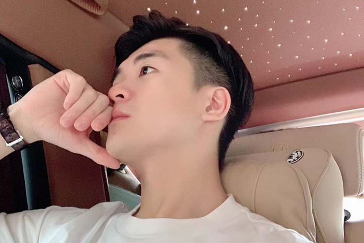 Hiện số lượng siêu SUV Lamborghini Urus tại Việt Nam mang ngoại thất màu vàng Giallo Auge đã nâng lên con số 4. Nhưng chiếc Lamborghini Urus của con trai Bầu Hiển có một điểm gây chú ý chính là bộ mâm 23 inch mang tên gọi Taigete sơn màu đen Shiny Black. Trước đó, 6 chiếc Lamborghini Urus về nước đều sở hữu loại mâm 5 chấu đơn mang tên Alcione hay 5 chấu kép Nath.