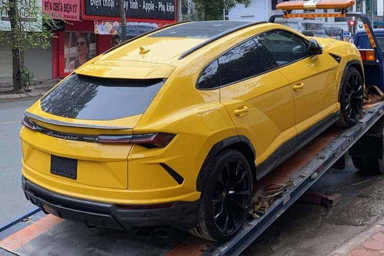Hiện chưa rõ mức giá xe SUV Lamborghini Urus của con trai Bầu Hiển, được nhập khẩu tư nhân về Việt Nam, chỉ biết rằng, giá lăn bánh của bộ đôi Urus chính hãng tại Việt Nam khoảng hơn 20 tỷ đồng. Mức giá khởi điểm của Lamborghini Urus tại thị trường nước ngoài khoảng 172.000 Euro (tương đương 4,6 tỷ đồng).