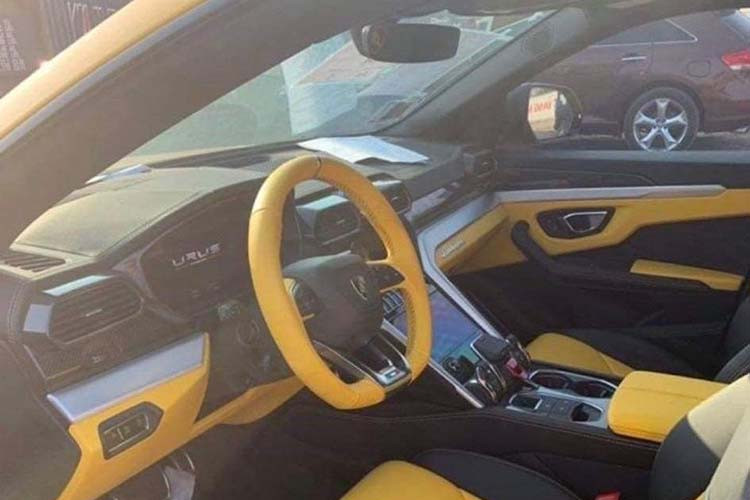 Lamborghini Urus hiện đang là quán quân của danh hiệu SUV nhanh nhất thế giới. Mẫu xe này được trang bị động cơ xăng V8, tăng áp kép, dung tích 4.0 lít, sản sinh công suất tối đa 650 mã lực và mô-men xoắn cực đại 850 Nm. Kết hợp cùng hộp số tự động 8 cấp và hệ dẫn động 4 bánh, giúp xe có thể tăng tốc từ vị trí xuất phát lên 100 km/h trong 3,6 giây. Siêu SUV Lamborghini Urus có vận tốc tối đa lên đến 305 km/h.