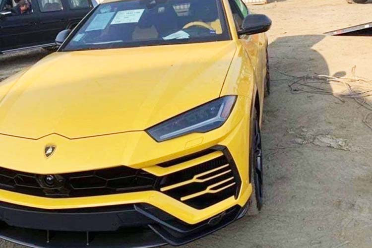 Chiếc siêu SUV Lamborghini Urus được con trai Bầu Hiển đăng ảnh về Hà Nội vào trưa 30 Tháng Chạp Tết Canh Tý 2020 cũng chính là chiếc Lamborghini Urus được doanh nhân này hay sử dụng tại Mỹ. Nhiều khả năng là doanh nhân Đỗ Quang Vinh đã nhờ một công ty nhập khẩu tư nhân đứng ra mang chiếc siêu SUV này từ Mỹ về Việt Nam cho mình.