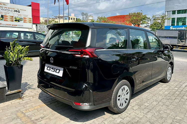 MG G50 MT COM bản tiêu chuẩn chỉ được trang bị các tính năng cơ bản. Đèn pha halogen projector có tính năng tự động bật/tắt, đèn định vị LED, gương chiếu hậu chỉnh điện nhưng không có gập tự động. Xe sử dụng mâm sắt 16 inch. 