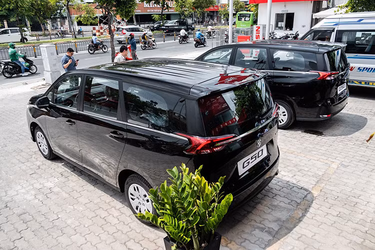 Trang bị an toàn trên MG G50 MT COM ở mức cơ bản với phanh đĩa trước/sau, hai túi khí, hỗ trợ phanh ABS/EBD/BA, cân bằng điện tử, hỗ trợ khởi hành ngang dốc, cảm biến áp suất lốp và ba cảm biến đỗ xe phía sau. Tuy nhiên, điểm trừ là xe không có gói công nghệ an toàn chủ động ADAS trên tất cả phiên bản.