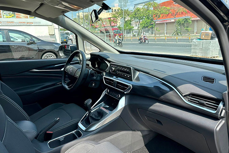 So với các đối thủ cùng phân khúc, MG G50 MT COM có không gian nội thất rộng rãi nhất nhưng lại thiếu nhiều tiện nghi hiện đại. Bảng táp-lô không có màn hình giải trí trung tâm mà chỉ có hệ thống radio, không hỗ trợ kết nối Bluetooth, kết hợp với hệ thống âm thanh 4 loa.