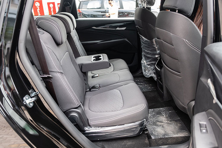 Màn hình đa thông tin trên bảng đồng hồ có kích thước 10,25 inch. Phần lớn các trang bị trong khoang lái đều chỉnh bằng tay, bao gồm ghế lái chỉnh cơ 6 hướng, ghế phụ chỉnh cơ 4 hướng, điều hòa một vùng chỉnh cơ, phanh tay cơ và khởi động bằng chìa khóa cơ. Vô lăng không có nút bấm chức năng và không được bọc da