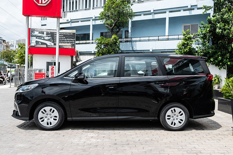 Mức giá xe MG G50 bản số sàn tiệm cận với Mitsubishi Xpander MT (560 triệu đồng) và Toyota Avanza Premio MT (558 triệu đồng), nhưng MG G50 lại sở hữu kích thước vượt trội, thậm chí lớn hơn cả Toyota Innova Cross. 