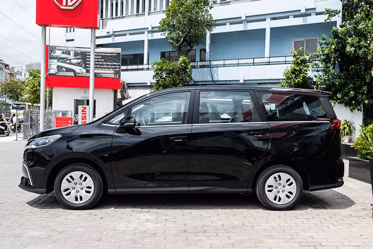 Mức giá xe MG G50 bản số sàn tiệm cận với Mitsubishi Xpander MT (560 triệu đồng) và Toyota Avanza Premio MT (558 triệu đồng), nhưng MG G50 lại sở hữu kích thước vượt trội, thậm chí lớn hơn cả Toyota Innova Cross. 