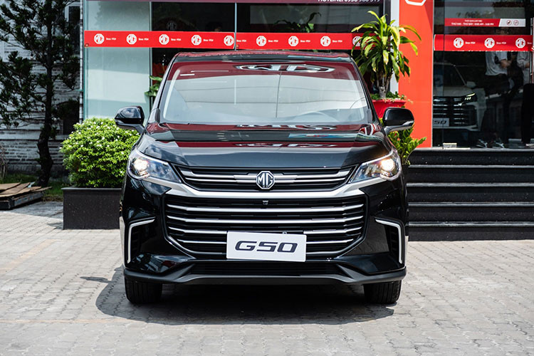 Cụ thể, xe có kích thước tổng thể dài x rộng x cao lần lượt là 4.825 x 1.825 x1.778 mm, trục cơ sở dài 2.800 mm và khoảng sáng gầm 135 mm. Xe sử dụng nền tảng khung gầm liền khối (unibody), mang đến sự ổn định khi vận hành. 