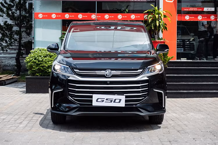 Cụ thể, xe có kích thước tổng thể dài x rộng x cao lần lượt là 4.825 x 1.825 x1.778 mm, trục cơ sở dài 2.800 mm và khoảng sáng gầm 135 mm. Xe sử dụng nền tảng khung gầm liền khối (unibody), mang đến sự ổn định khi vận hành. 