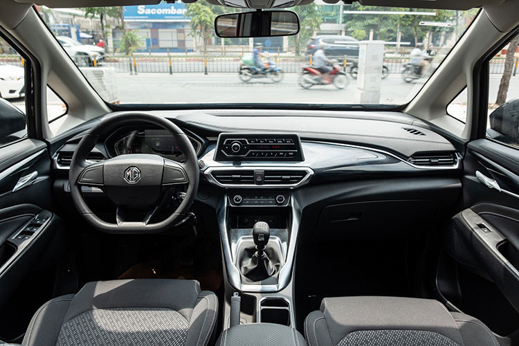 Về nội thất, khoang hành lý của xe khá rộng rãi ngay cả khi mở cả ba hàng ghế, nhưng cửa khoang hành lý chỉ hỗ trợ đóng/mở cơ, khá nặng khi thao tác. Xe có ba tùy chọn màu sắc gồm Trắng, Bạc và Đen. 