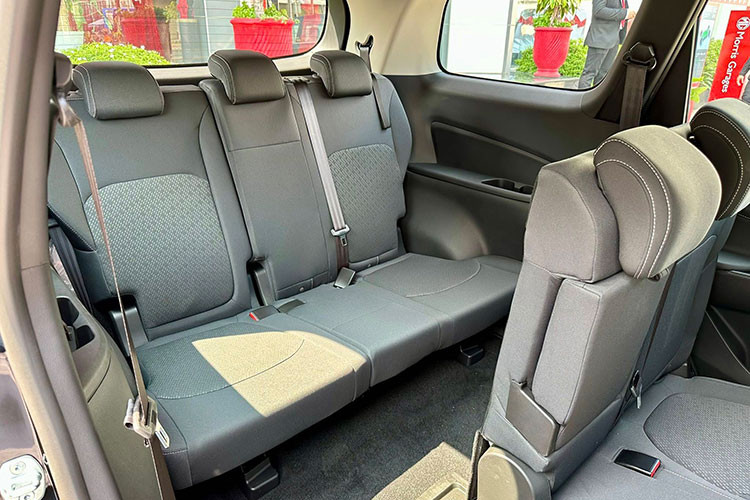 Hàng ghế sau được trang bị bảng điều khiển gió độc lập cùng bệ tì tay chính giữa. Tất cả ghế ngồi đều được bọc nỉ. Xe có 8 chỗ ngồi, hàng ghế cuối có thể chứa 3 người và được trang bị dây đai an toàn 3 điểm. So với hai phiên bản cao hơn, MG G50 MT COM bị cắt giảm cổng sạc USB ở hàng ghế cuối.