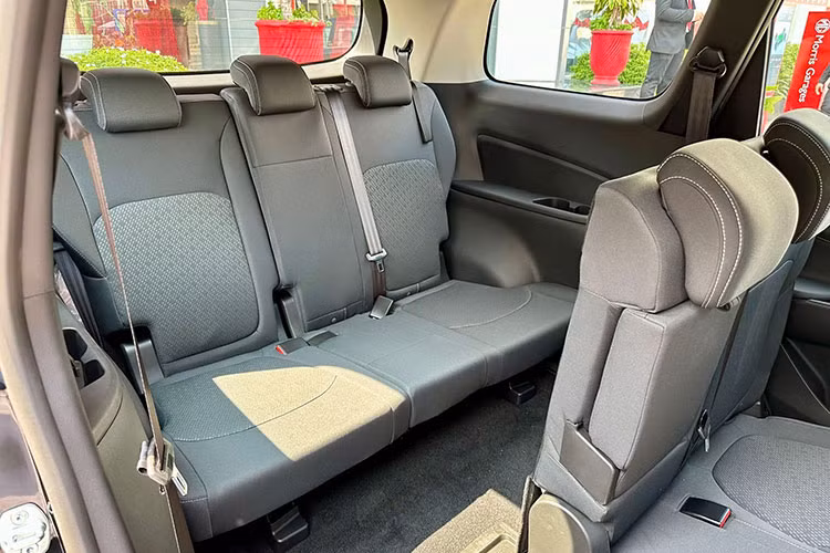 Hàng ghế sau được trang bị bảng điều khiển gió độc lập cùng bệ tì tay chính giữa. Tất cả ghế ngồi đều được bọc nỉ. Xe có 8 chỗ ngồi, hàng ghế cuối có thể chứa 3 người và được trang bị dây đai an toàn 3 điểm. So với hai phiên bản cao hơn, MG G50 MT COM bị cắt giảm cổng sạc USB ở hàng ghế cuối.
