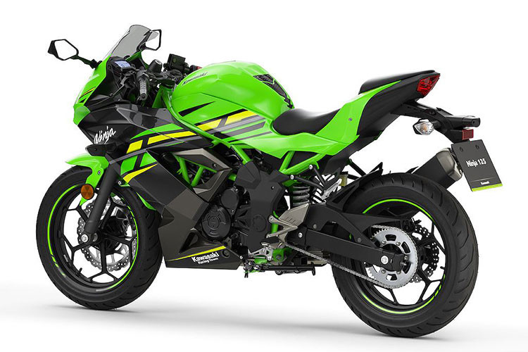 Phần đầu đèn của mẫu xe Kawasaki Z125 mới được bắt trước tiếp vào chảng ba, nên có thể quay theo hướng rẽ của xe, trong khi đó đèn pha của Ninja 125 đi liền với dàn áo và chiếu sáng cố định về phía trước.