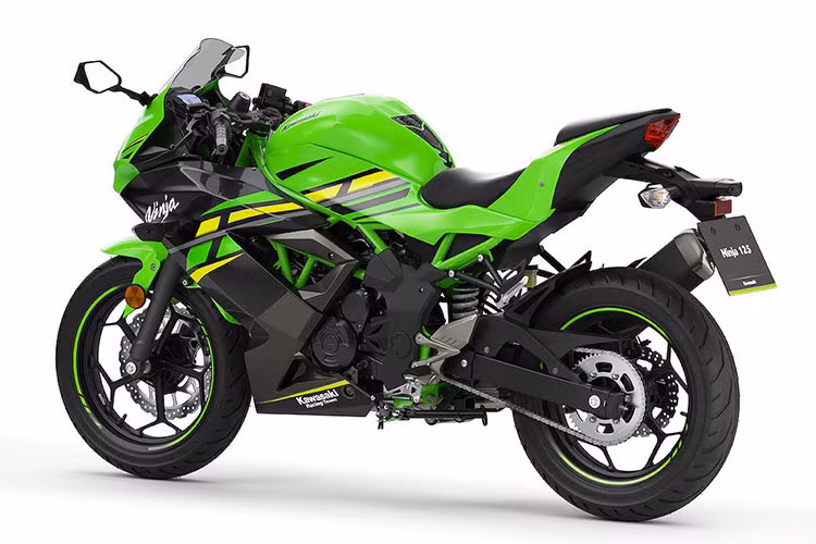 Phần đầu đèn của mẫu xe Kawasaki Z125 mới được bắt trước tiếp vào chảng ba, nên có thể quay theo hướng rẽ của xe, trong khi đó đèn pha của Ninja 125 đi liền với dàn áo và chiếu sáng cố định về phía trước.