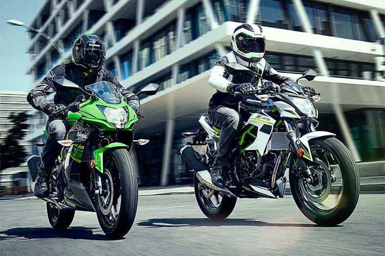 Chỉ còn một thời gian ngắn nữa thì bộ đôi xe môtô cỡ nhỏ Kawasaki Ninja 125 và Z125 sẽ chính thức ra mắt người tieu dùng, vì vậy thương hiệu xe Nhật Bản vừa chính thức công bố hình ảnh cũng như thông số kỹ thuật cho phiên bản châu Âu của hai mẫu xe này.