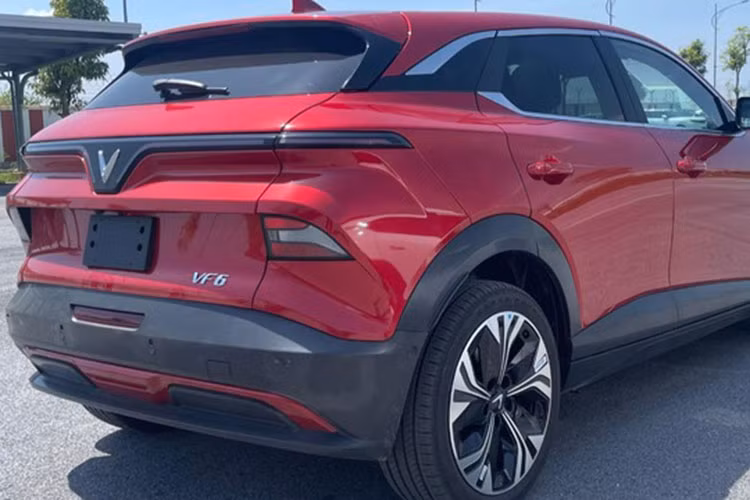 VinFast VF6 thuong mai lan banh tren pho Viet, he lo gia thue pin