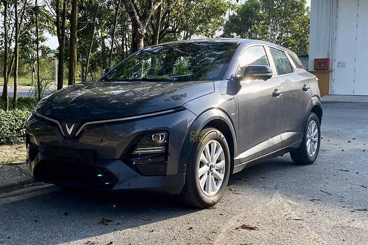 VinFast VF6 thuong mai lan banh tren pho Viet, he lo gia thue pin-Hinh-4