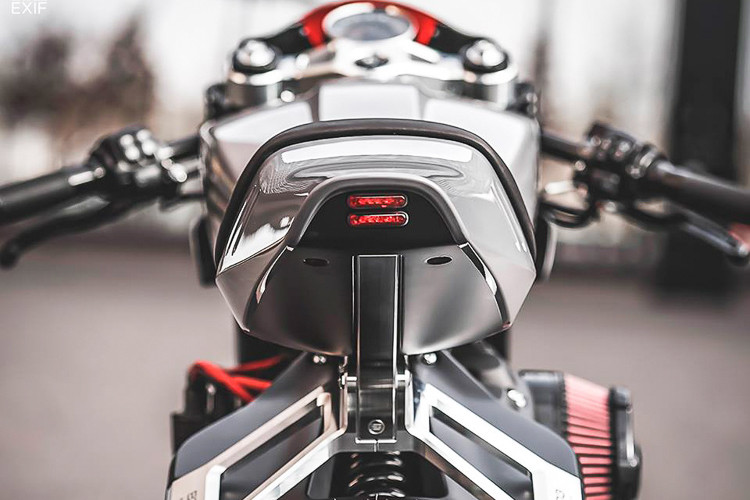 Nhờ được thay đổi kiểu dáng tối giản theo phong cách Cafe Racer cùng các vật liệu có trọng lượng nhẹ khiến trọng lượng của bản độ Fat Bob 114 này giảm khá nhiều, từ 296kg xuống chỉ còn 248kg.