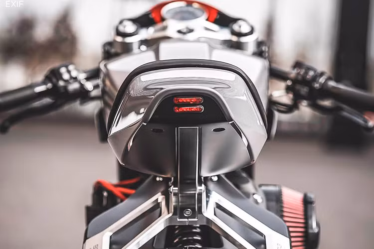 Nhờ được thay đổi kiểu dáng tối giản theo phong cách Cafe Racer cùng các vật liệu có trọng lượng nhẹ khiến trọng lượng của bản độ Fat Bob 114 này giảm khá nhiều, từ 296kg xuống chỉ còn 248kg.