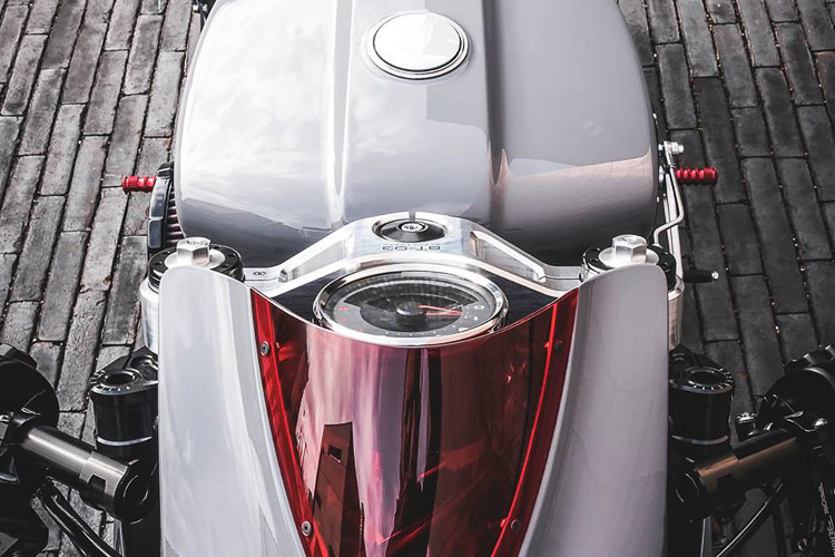 Cụ thể, phuộc trước và sau của xe được làm mới bằng thương hiệu Ohlins, mâm Dymag bằng nhôm siêu nhẹ đi kèm lốp Michelin Power RS, heo thắng, đĩa thắng, tay thắng tay côn, ống xả hàng thửa…