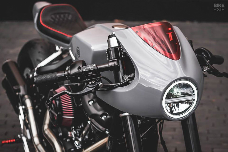 Diện mạo vô cùng ấn tượng của Harley-Davidson Fat Bob Cafe Racer sau màn "phẫu thuật chỉnh hình" từ xưởng độ Blacktrack Motors , đã khiến nhiều người không thể nhận ra nó bởi phong cách hoàn toàn mới.