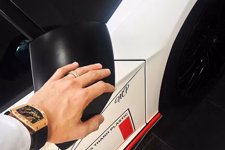 Từ màu xanh nguyên bản, bò mộng khác lạ trong lớp áo độc đáo 3 màu – đỏ – trắng – xanh dương theo Logo của Công ty Nhựa Long Thành đi kèm chữa ký của chủ nhân chiếc xe. Ngoài ra, tại vị trí bộ khuếch tán phía sau, những đường chỉ trắng giúp xe nổi bật theo phong cách Tron Legacy.