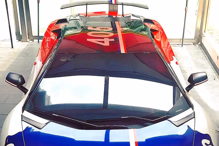 Mỗi lần xuất hiện, chiếc xe đều mang một đặc điểm khác. Lần này Minh Nhựa quyết định dán decal ba tông màu khá lạ mắt. Thông thường tại Việt Nam, xe thường được dán decal một màu, tuy nhiên đây là chiếc siêu xe đầu tiên được áp dụng loại decal đặc biệt, có in họa tiết trước khi dán.