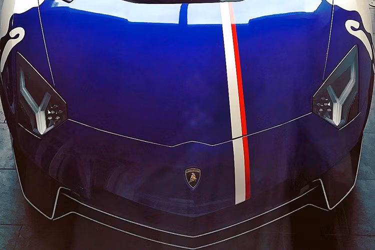 Mặc dù đang sở hữu chiếc Pagani Huayra trị giá 80 tỷ đồng, đại gia Minh Nhựa chưa một lần sử dụng siêu xe đắt nhất Việt Nam mà chỉ trưng trong hầm. Chiếc siêu xe Lamborghini Aventador SV được doanh nhân này thường xuyên sử dụng trong những chuyến dã ngoại cuối tuần mới đây dã được đổi sang màu mới.