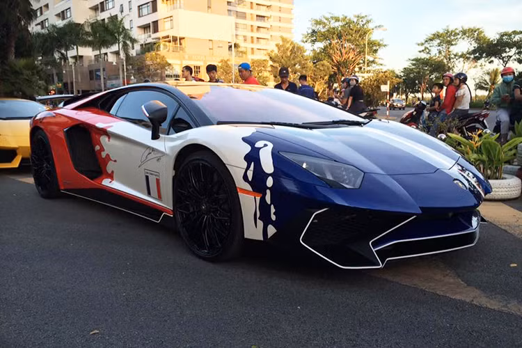 Chiếc siêu xe Lamborghini Aventador LP750-4 SV tại Việt Nam này không chỉ nổi tiếng bởi độ hiếm mà còn gắn liền với chủ nhân Minh Nhựa, một người có tiếng trong giới chơi xe tại dải đất hình chữ S. Được biết, giá trị sau thuế của siêu xe này ước tính khoảng 35 tỷ đồng.