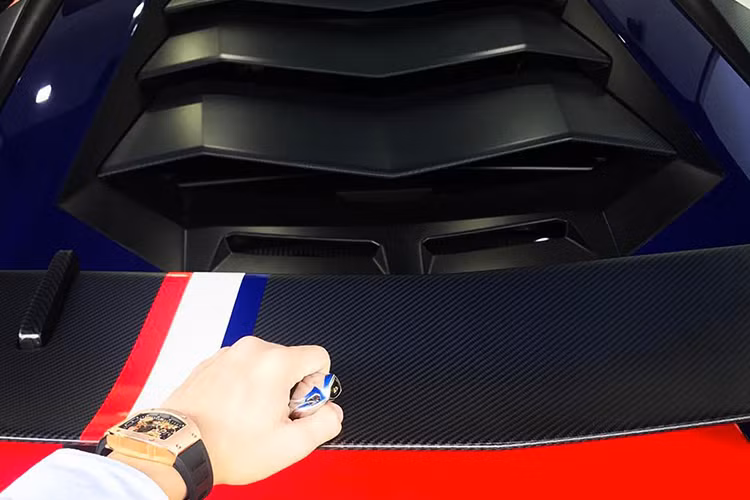 Phần đuôi xe cũng được làm mới bằng việc cho đến phía cánh gió và đầu siêu xe Aventador SV xuất hiện dải 3 màu kéo dài gồm; đỏ, trắng và xanh - biểu tượng cho lá cờ của quê hương siêu xe Lamborghini, đó chính là lá cờ nước Ý - quê hương sản sinh ra những chú siêu bò Lamborghini.