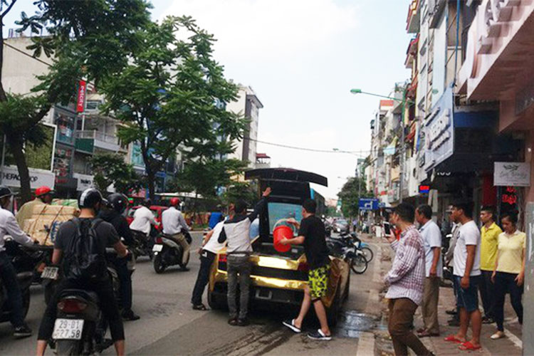 Ngay lập tức, người đàn ông đã điều khiển chiếc xe táp vào bên đường, người dân thấy vậy đã hỗ trợ dùng xô, chậu đựng nước giúp tài xế dập tắt đám khói phía động cơ của chiếc xe. Chia sẻ tại hiện trường, người đàn ông điều khiển phương tiện cho hay: "Do xe để quá lâu không sử dụng, hôm nay tôi đưa đi bảo dưỡng nhưng két nước bị cháy".