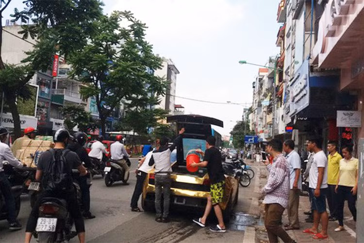 Ngay lập tức, người đàn ông đã điều khiển chiếc xe táp vào bên đường, người dân thấy vậy đã hỗ trợ dùng xô, chậu đựng nước giúp tài xế dập tắt đám khói phía động cơ của chiếc xe. Chia sẻ tại hiện trường, người đàn ông điều khiển phương tiện cho hay: "Do xe để quá lâu không sử dụng, hôm nay tôi đưa đi bảo dưỡng nhưng két nước bị cháy".