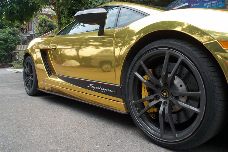 Siêu xe Lamborghini Gallardo LP570-4 vẫn sử dụng động cơ V10 5,2 lít, công suất tăng lên mức 570 mã lực tại vòng tua máy 8.000 vòng/phút, cao hơn bản tiêu chuẩn, cho khả năng tăng tốc 0-100 km/h trong khoảng 3,4 giây và có thể đạt vận tốc tối đa 325 km/h.