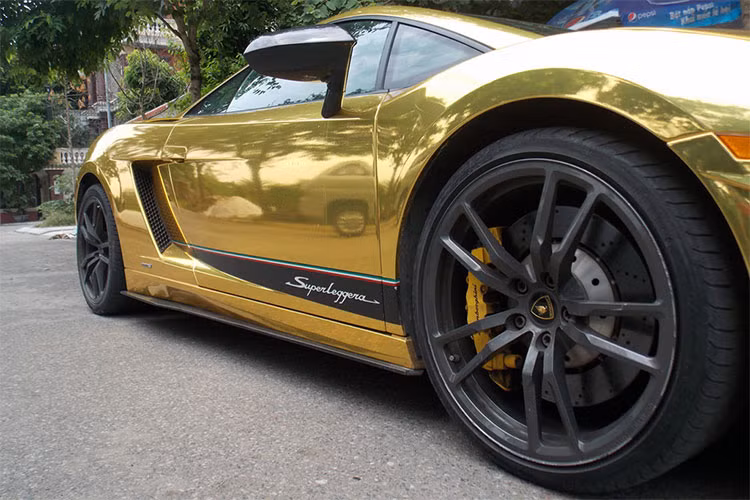 Siêu xe Lamborghini Gallardo LP570-4 vẫn sử dụng động cơ V10 5,2 lít, công suất tăng lên mức 570 mã lực tại vòng tua máy 8.000 vòng/phút, cao hơn bản tiêu chuẩn, cho khả năng tăng tốc 0-100 km/h trong khoảng 3,4 giây và có thể đạt vận tốc tối đa 325 km/h.