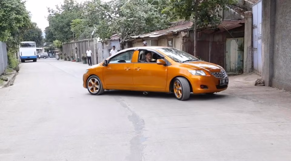 Tuy nhiên, niềm vui chỉ kéo dài vài giờ đồng hồ. Roni bị cảnh sát bắt ngay sau khi lái chiếc xe ra đường vì vi phạm luật giao thông. Theo Hilman Rawalasi, một cảnh sát giao thông cấp cao, chiếc xe vi phạm luật của Indonesia vì không có đủ đèn tín hiệu, cụ thể là đèn hậu...