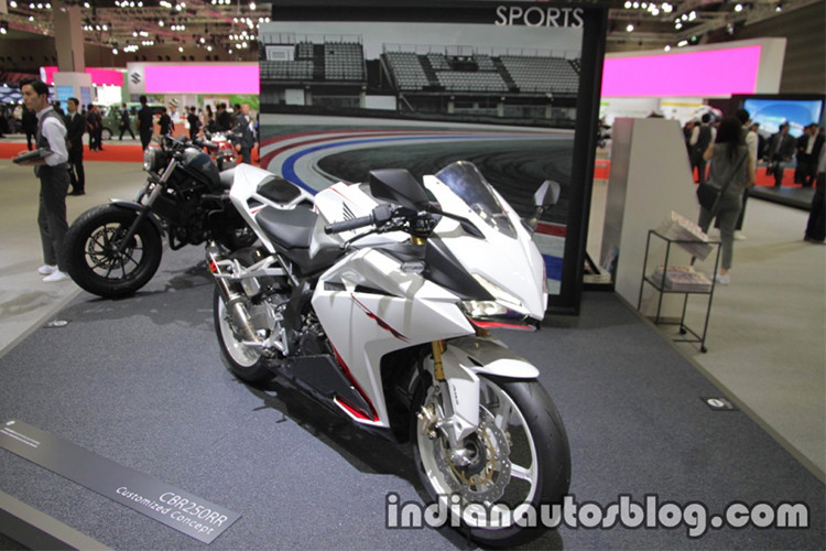 Theo Honda Nhật Bản, phiên bản màu trắng ngọc này chỉ có ở phiên bản ABS, phiên bản tiêu chuẩn sẽ không có màu sắc này. Dự kiến Honda CBR250RR ABS màu trắng ngọc mới sẽ chính thức được bán ra vào 20/4 tới đây. Như vậy, sắp tới Honda CBR250RR sẽ có tổng cộng 4 phiên bản màu là Đen Sần, Bạc Ánh Kim, Đỏ và Trắng Ngọc.